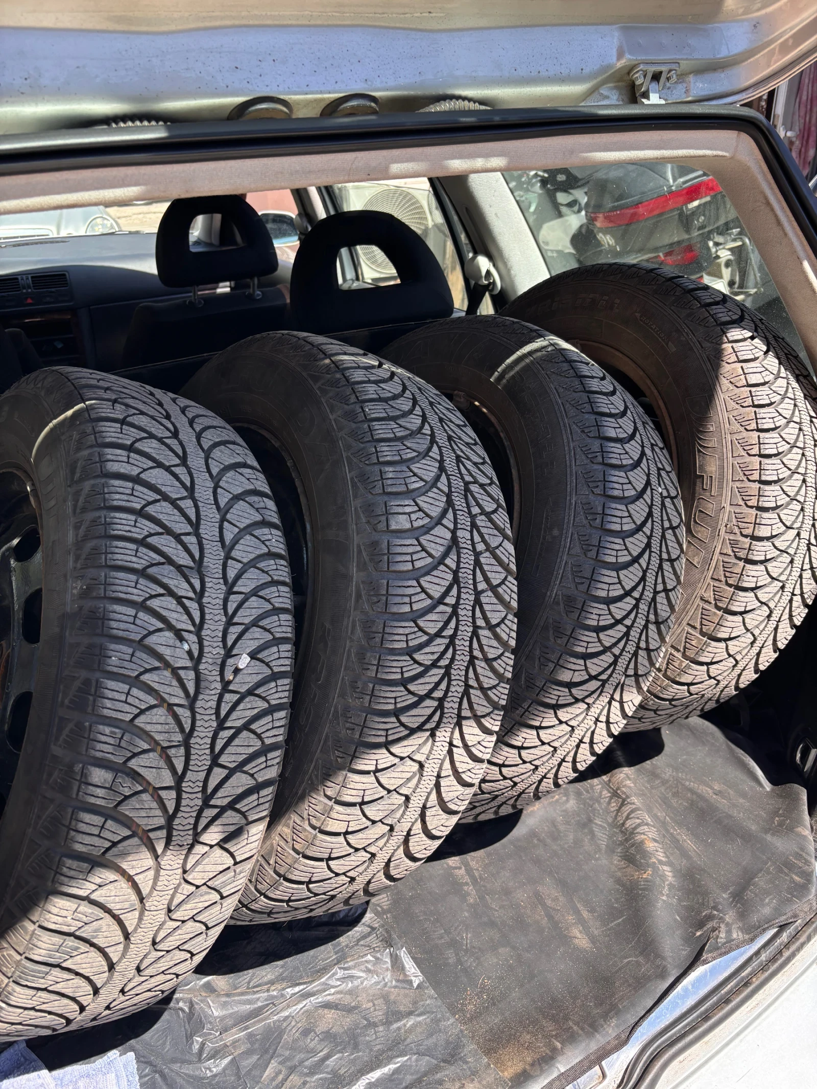 VW Bora 1.6i КАПАРИРАНА, снимка 13 - Автомобили и джипове - 53642362