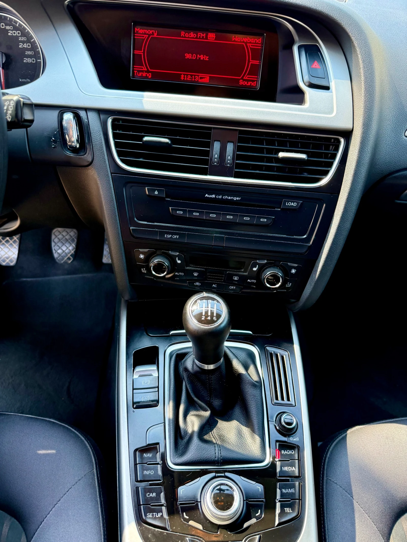 Audi A4 AVANT 2.0TDI, снимка 13 - Автомобили и джипове - 54156379