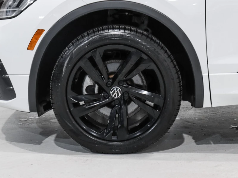 VW Tiguan * Comfortline R Line Black Edition / 4Motion / App, снимка 11 - Автомобили и джипове - 52924360