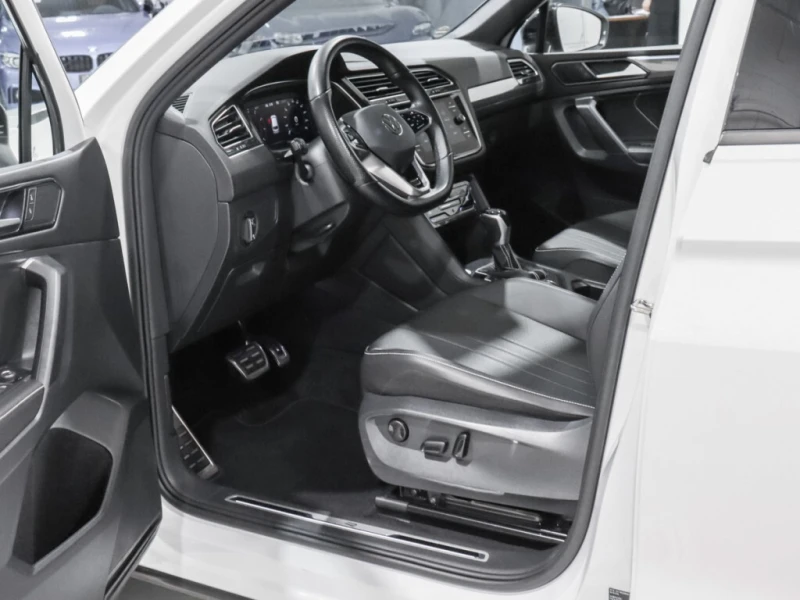 VW Tiguan * Comfortline R Line Black Edition / 4Motion / App, снимка 14 - Автомобили и джипове - 52924360