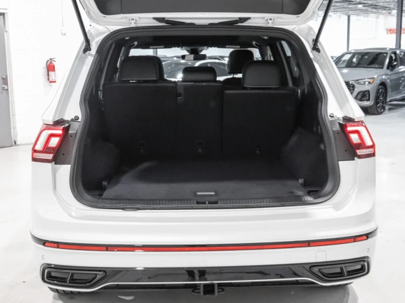 VW Tiguan * Comfortline R Line Black Edition / 4Motion / App, снимка 13 - Автомобили и джипове - 52924360