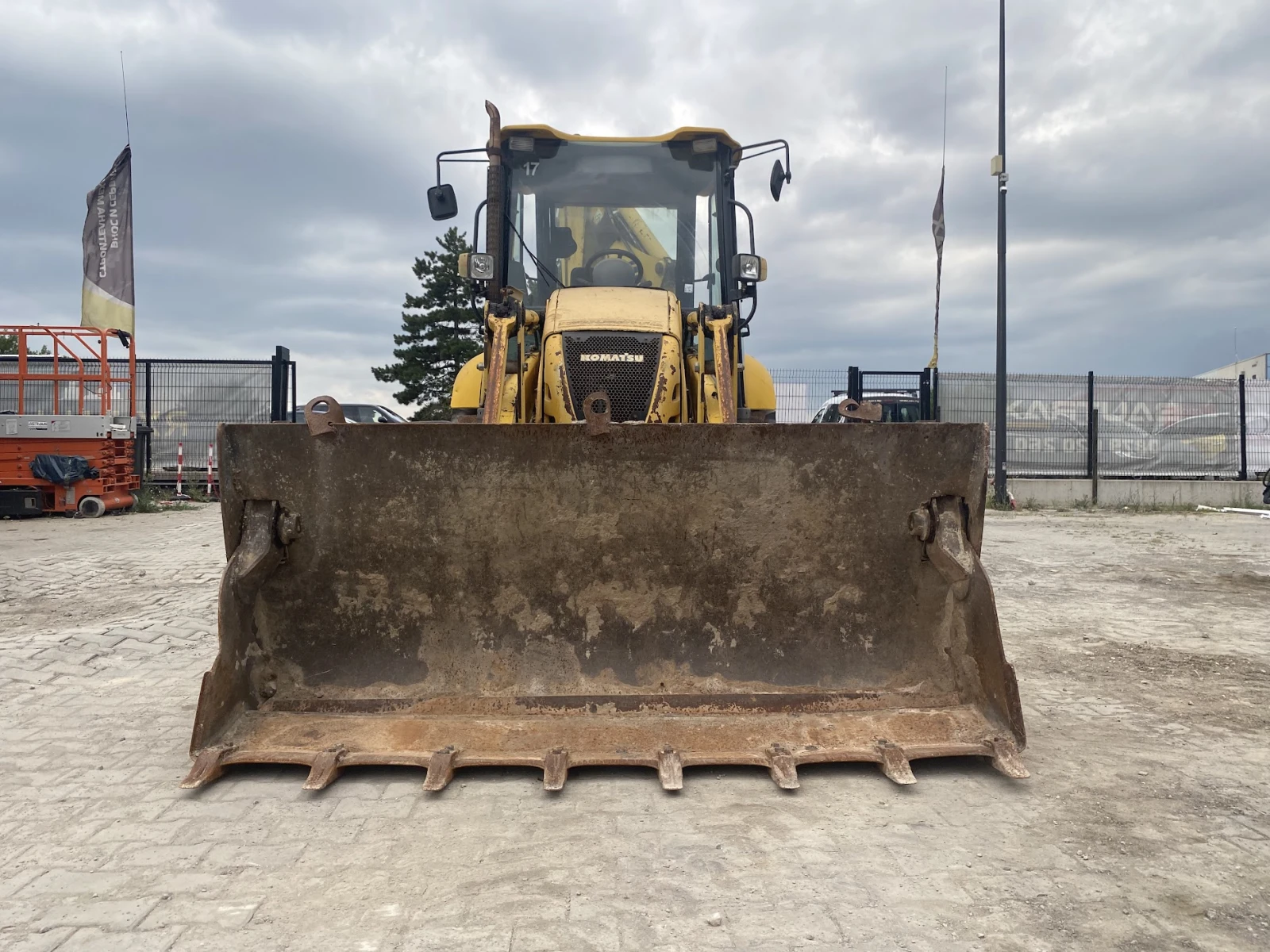 Багер Komatsu WB93B - изображение 3