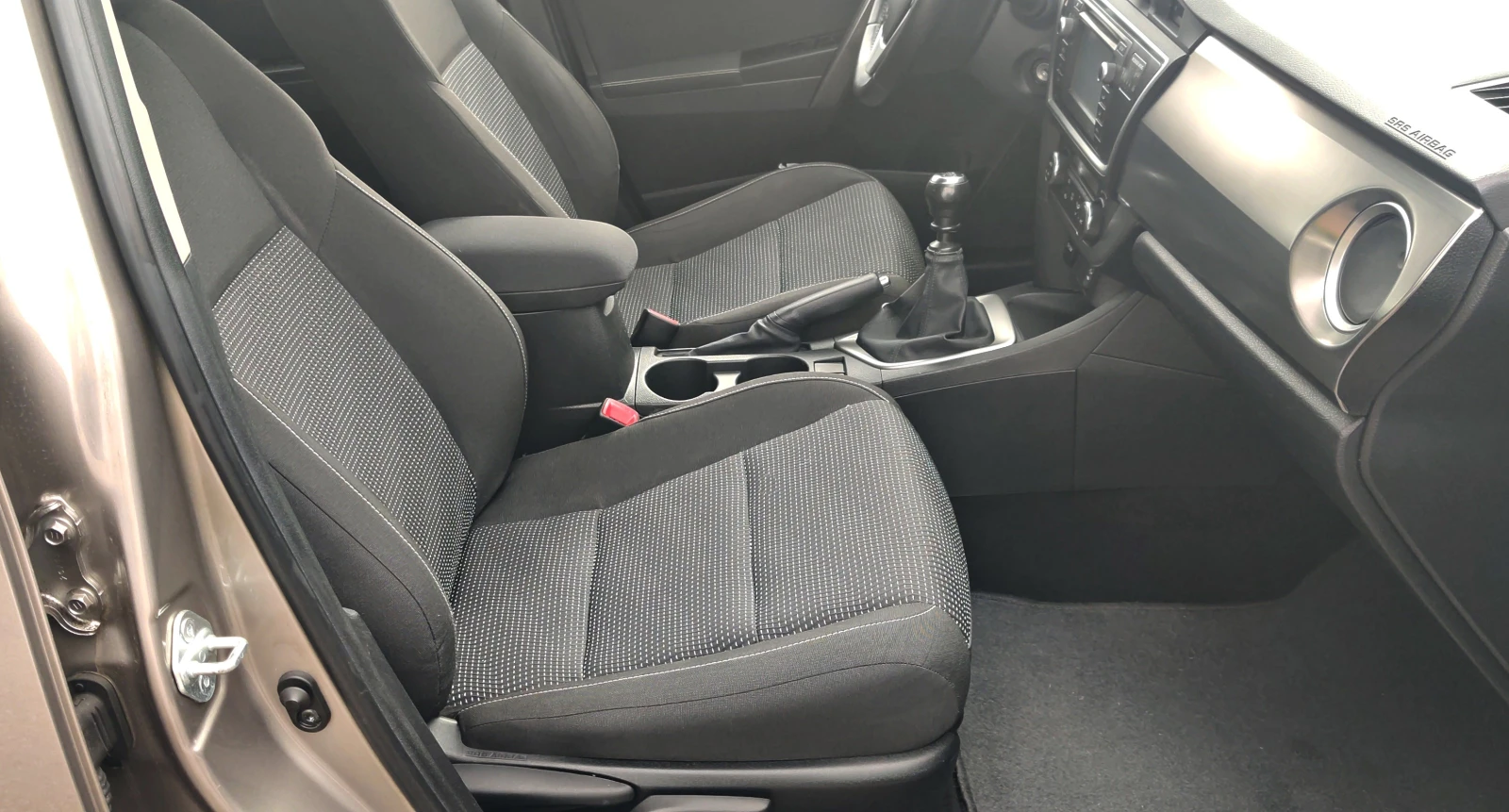 Toyota Auris 1.4 D-4D, снимка 11 - Автомобили и джипове - 53812342