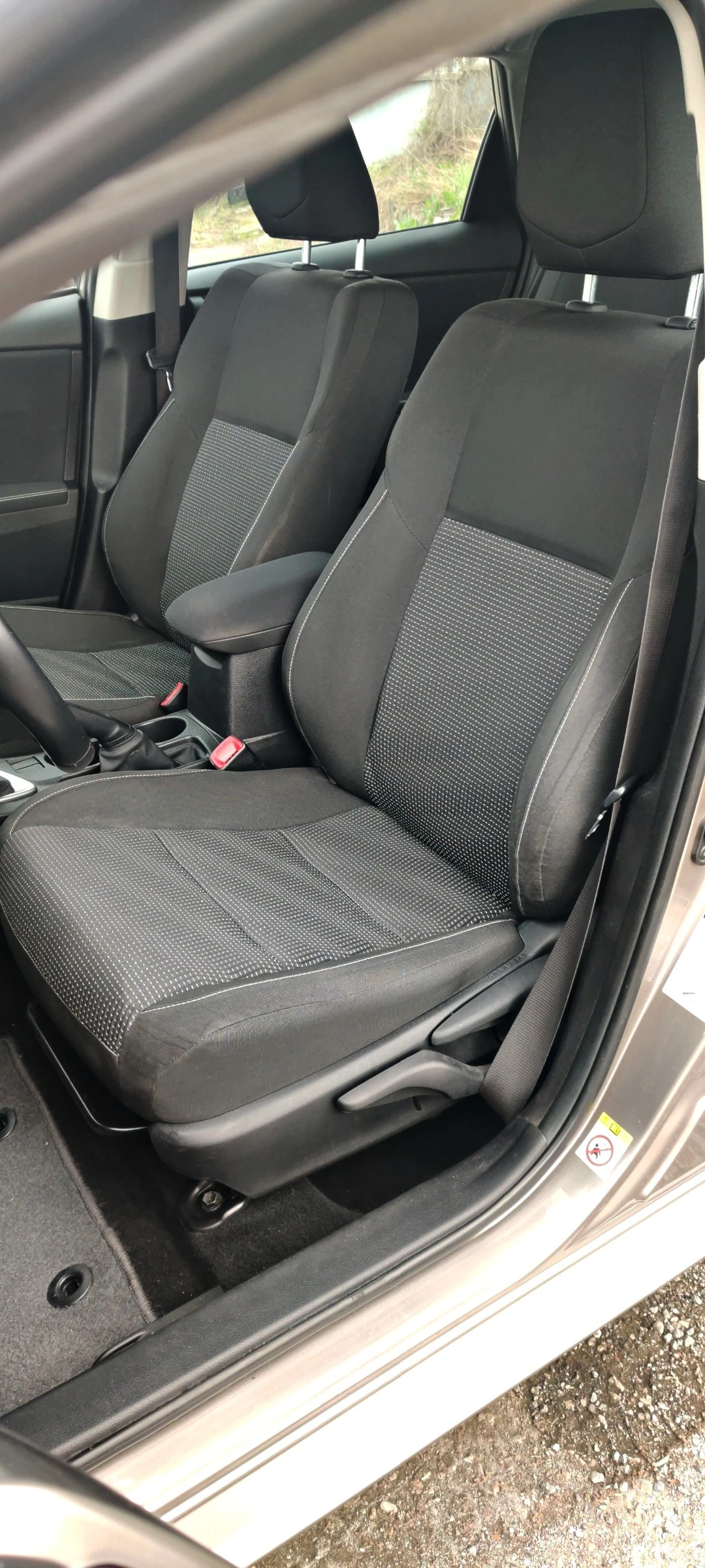 Toyota Auris 1.4 D-4D, снимка 10 - Автомобили и джипове - 53812342