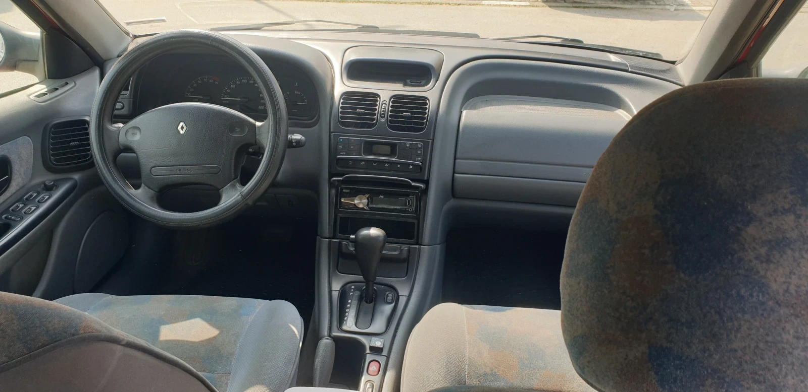 Renault Laguna Бензин/Газ, снимка 15 - Автомобили и джипове - 53880311