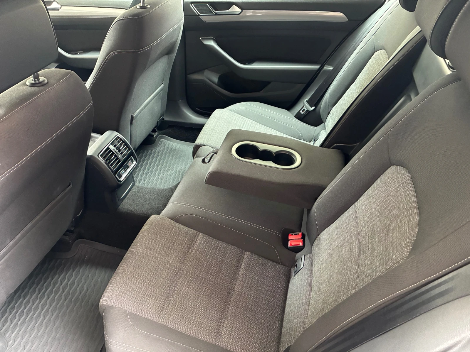 VW Passat 2.0 TDI 150, снимка 11 - Автомобили и джипове - 54086168