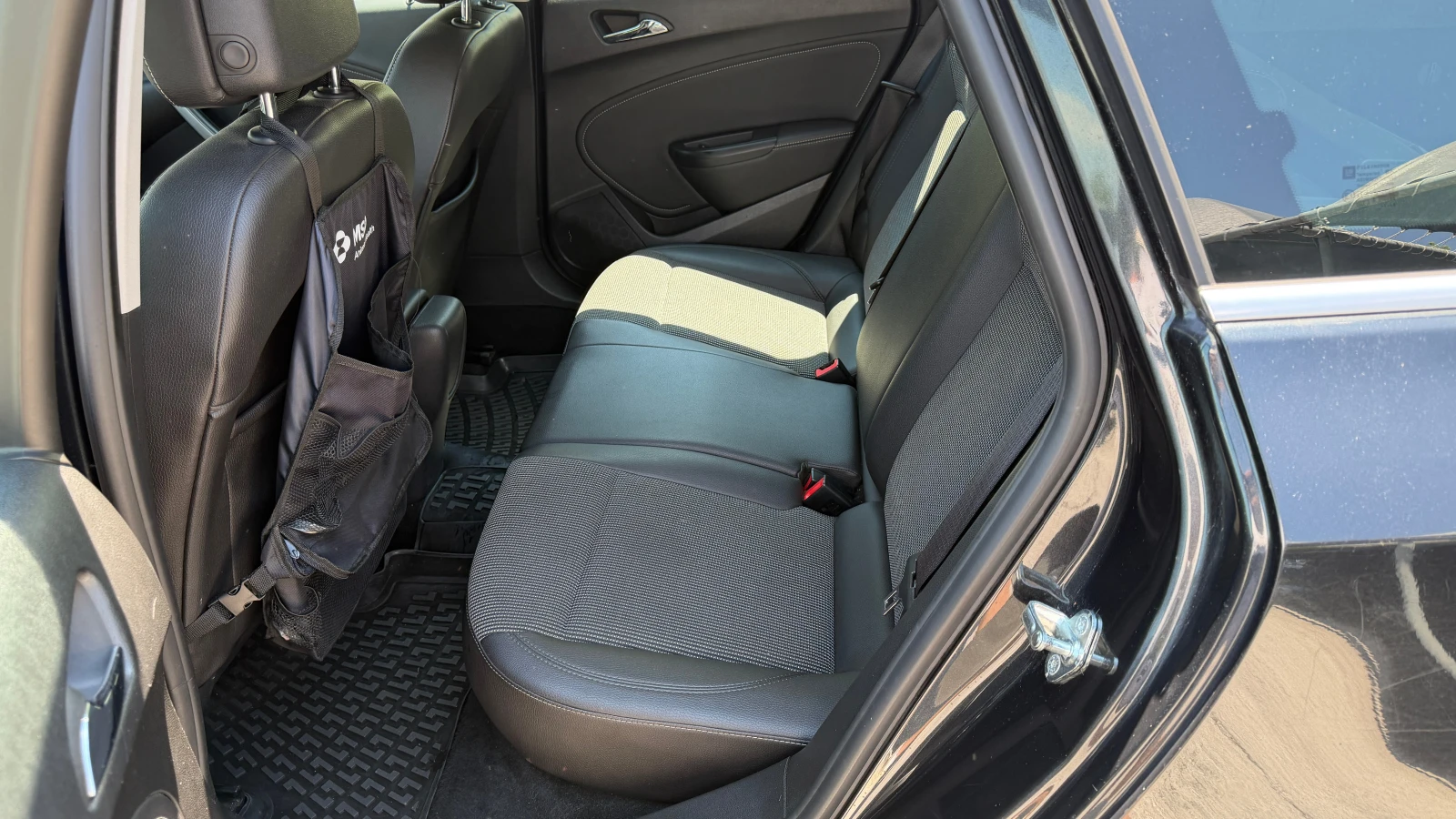 Opel Astra Caravan 1.7 CDTI, снимка 10 - Автомобили и джипове - 55310888
