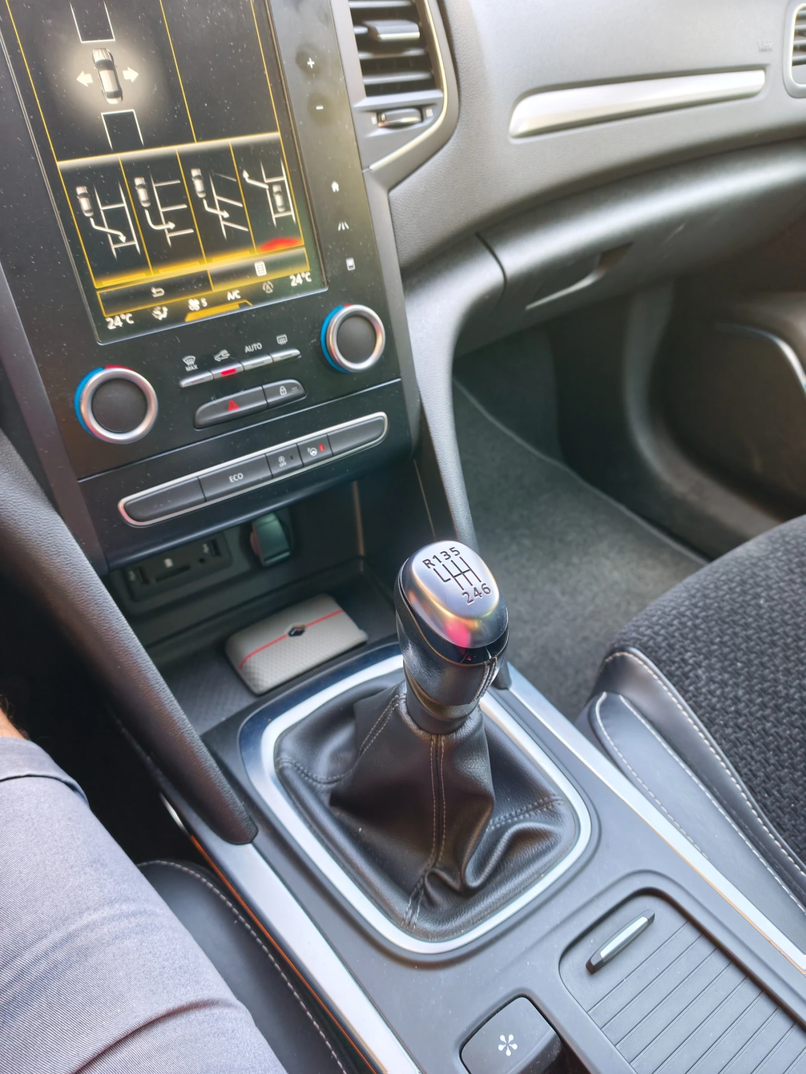 Renault Megane Sedan, снимка 9 - Автомобили и джипове - 55885971