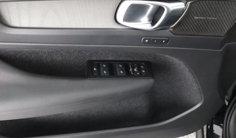 Volvo XC40 T5/INSCRIPTION/261HP/360CAM/MEMO/PANO/LED/H&K/646f, снимка 15 - Автомобили и джипове - 51482768