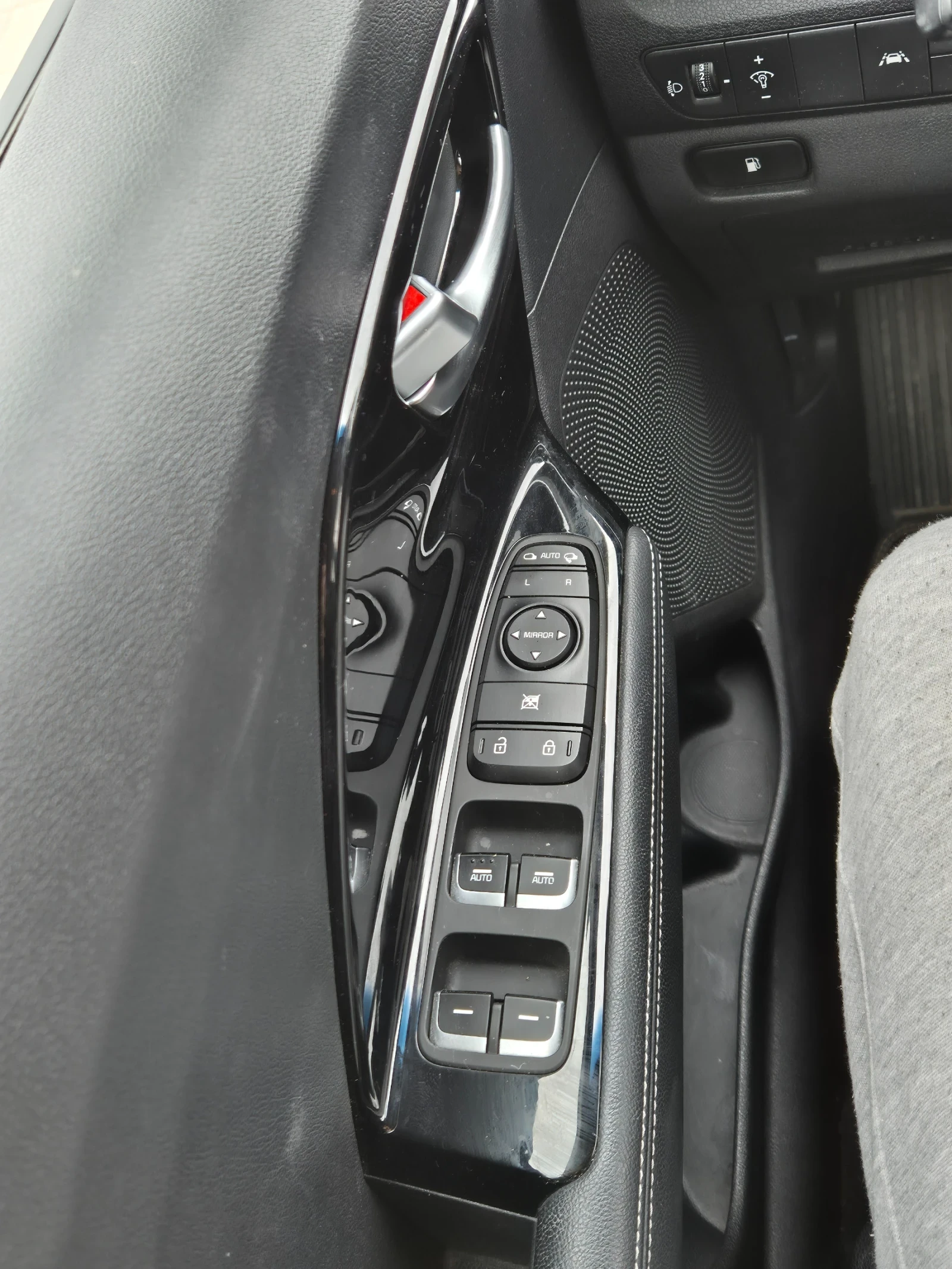 Kia Niro, снимка 12 - Автомобили и джипове - 54042625