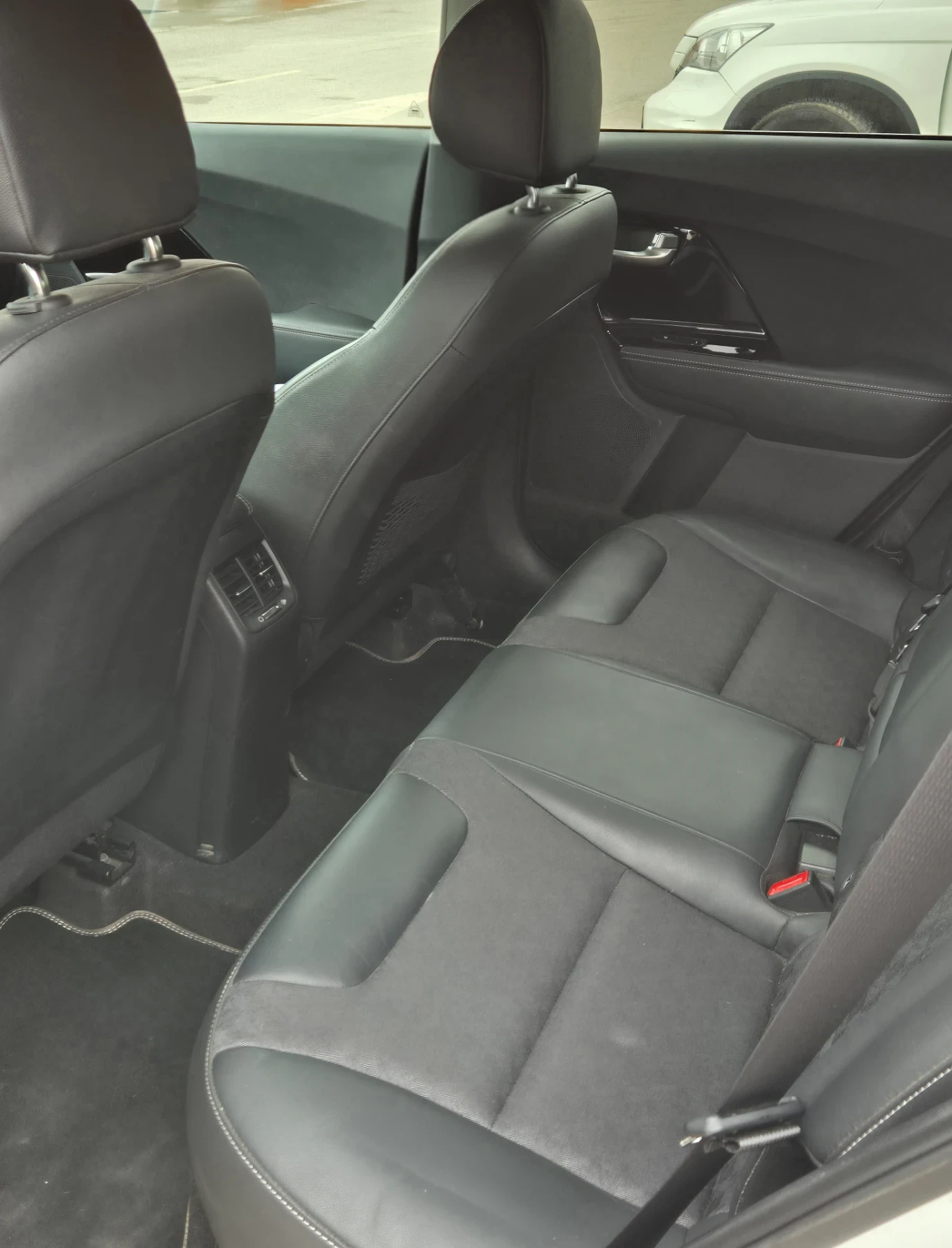 Kia Niro, снимка 13 - Автомобили и джипове - 54042625