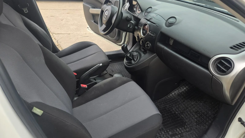 Mazda 2, снимка 11 - Автомобили и джипове - 53398621