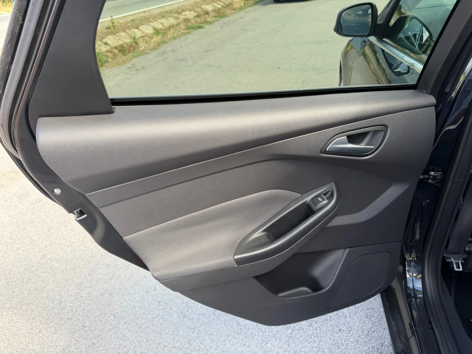 Ford Focus 1.6i, снимка 9 - Автомобили и джипове - 52688940