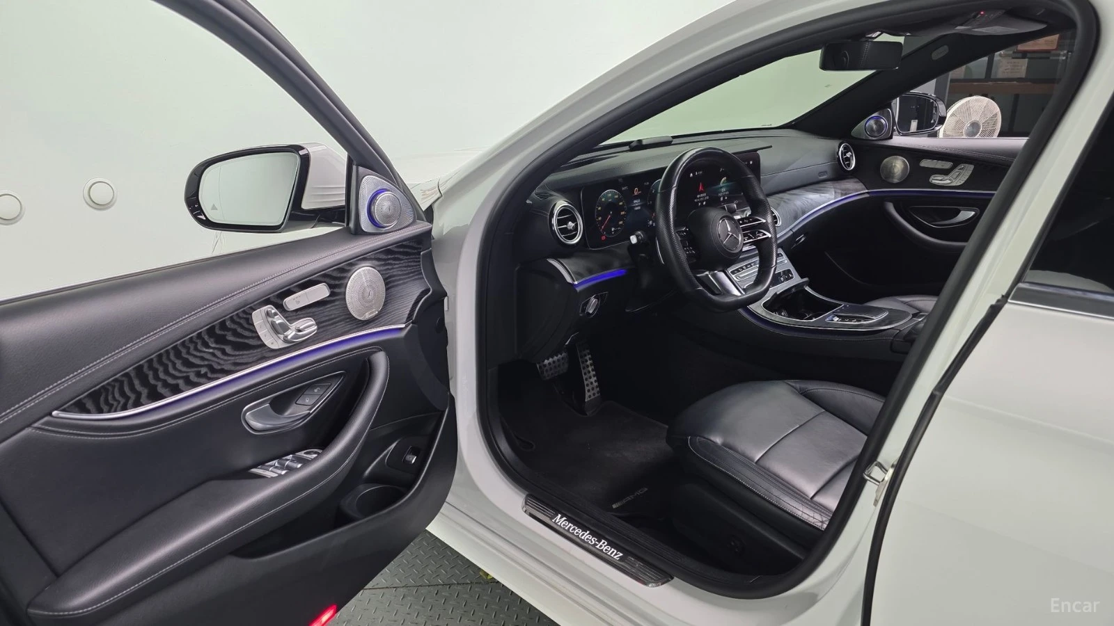 Mercedes-Benz E 220 4MATIC* AMG* PANO* 360* HUD* BURMESTER* ПОДГРЕВ* , снимка 10 - Автомобили и джипове - 55625858