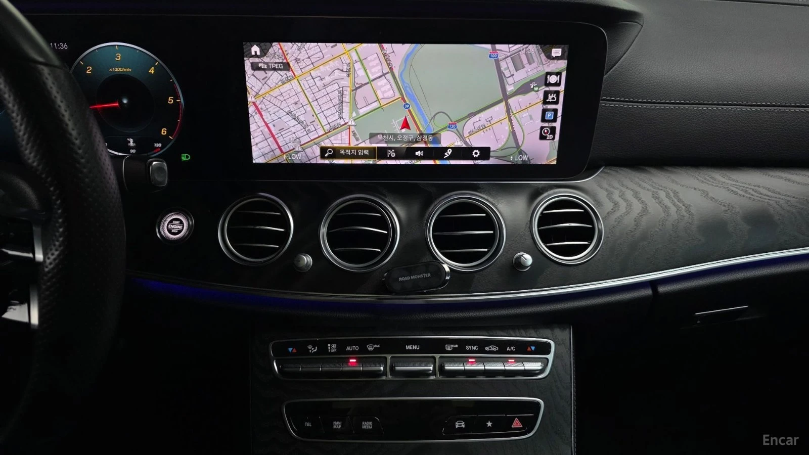 Mercedes-Benz E 220 4MATIC* AMG* PANO* 360* HUD* BURMESTER* ПОДГРЕВ* , снимка 13 - Автомобили и джипове - 55625858
