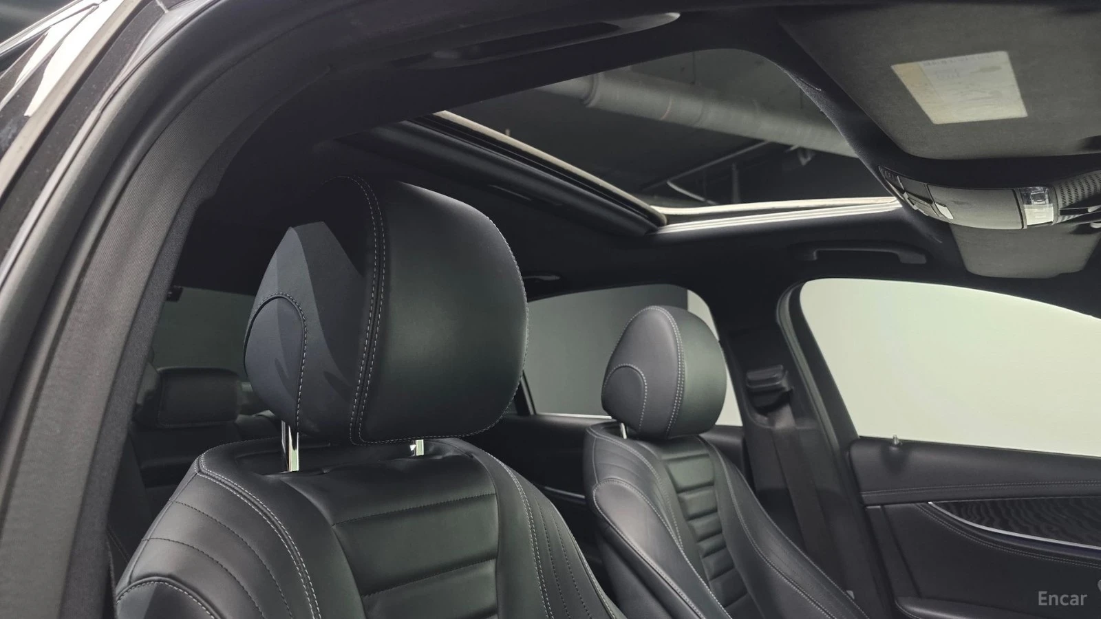 Mercedes-Benz E 220 4MATIC* AMG* PANO* 360* HUD* BURMESTER* ПОДГРЕВ* , снимка 16 - Автомобили и джипове - 55625858