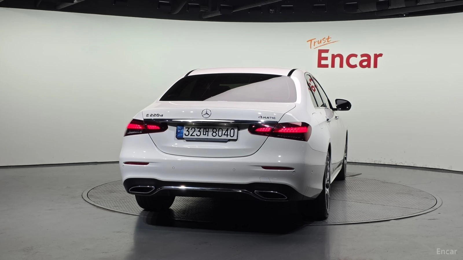 Mercedes-Benz E 220 4MATIC* AMG* PANO* 360* HUD* BURMESTER* ПОДГРЕВ* , снимка 4 - Автомобили и джипове - 55625858