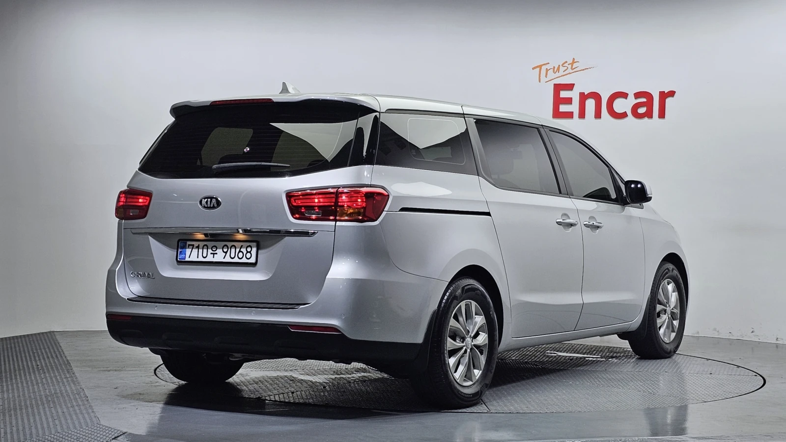 Kia Carnival КРАЙНА ЦЕНА, снимка 2 - Автомобили и джипове - 56024588
