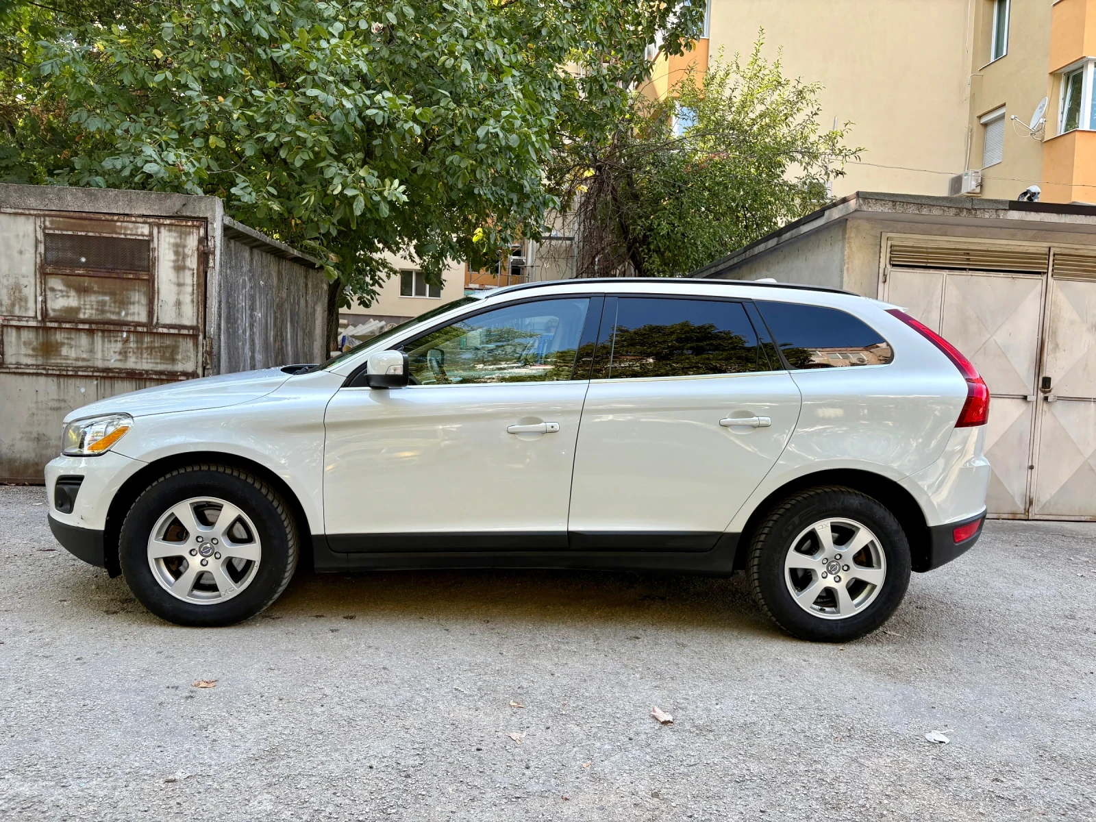 Volvo XC60 2.4 D5 4X4 Автоматик, снимка 4 - Автомобили и джипове - 55786162