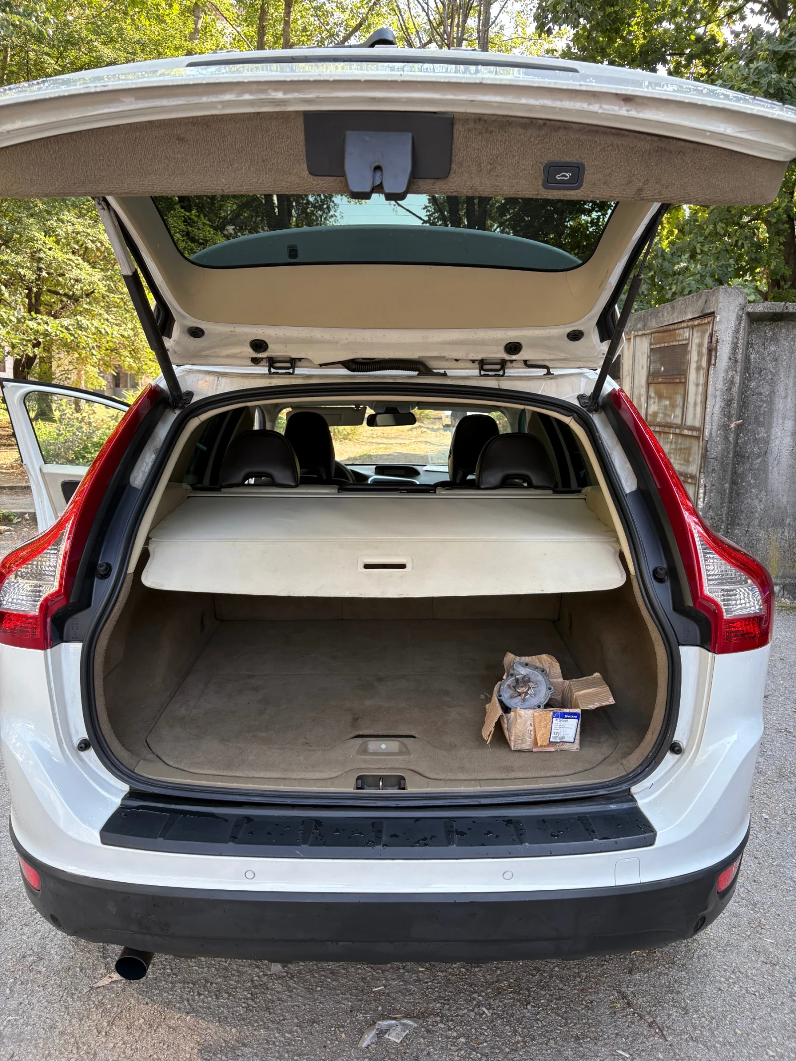 Volvo XC60 2.4 D5 4X4 Автоматик, снимка 15 - Автомобили и джипове - 55786162