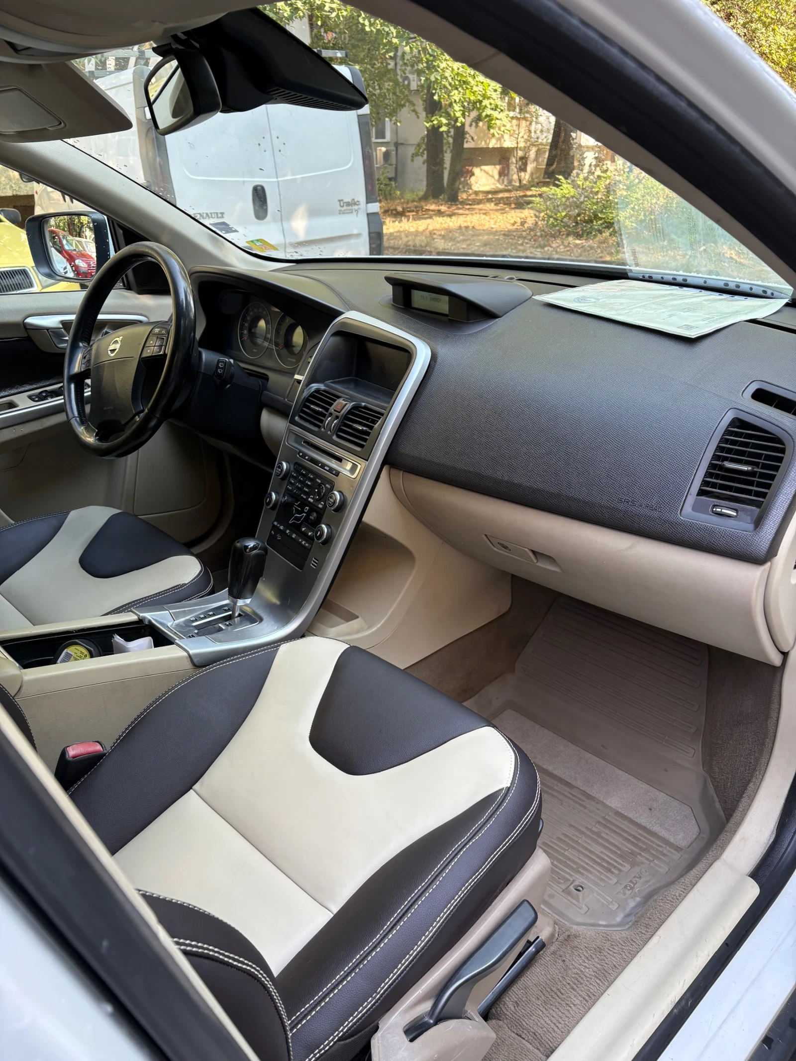 Volvo XC60 2.4 D5 4X4 Автоматик, снимка 8 - Автомобили и джипове - 55786162