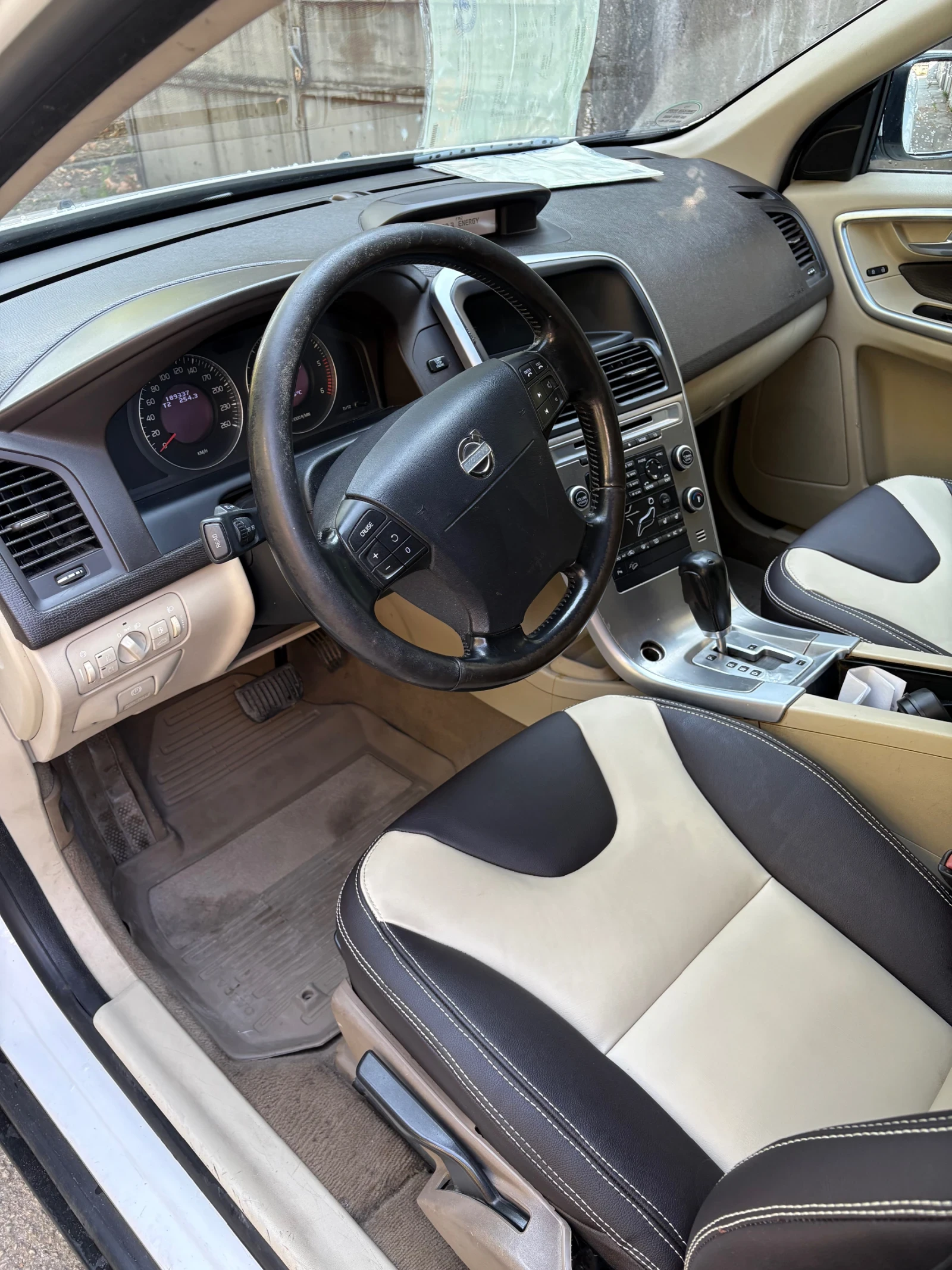 Volvo XC60 2.4 D5 4X4 Автоматик, снимка 9 - Автомобили и джипове - 55786162