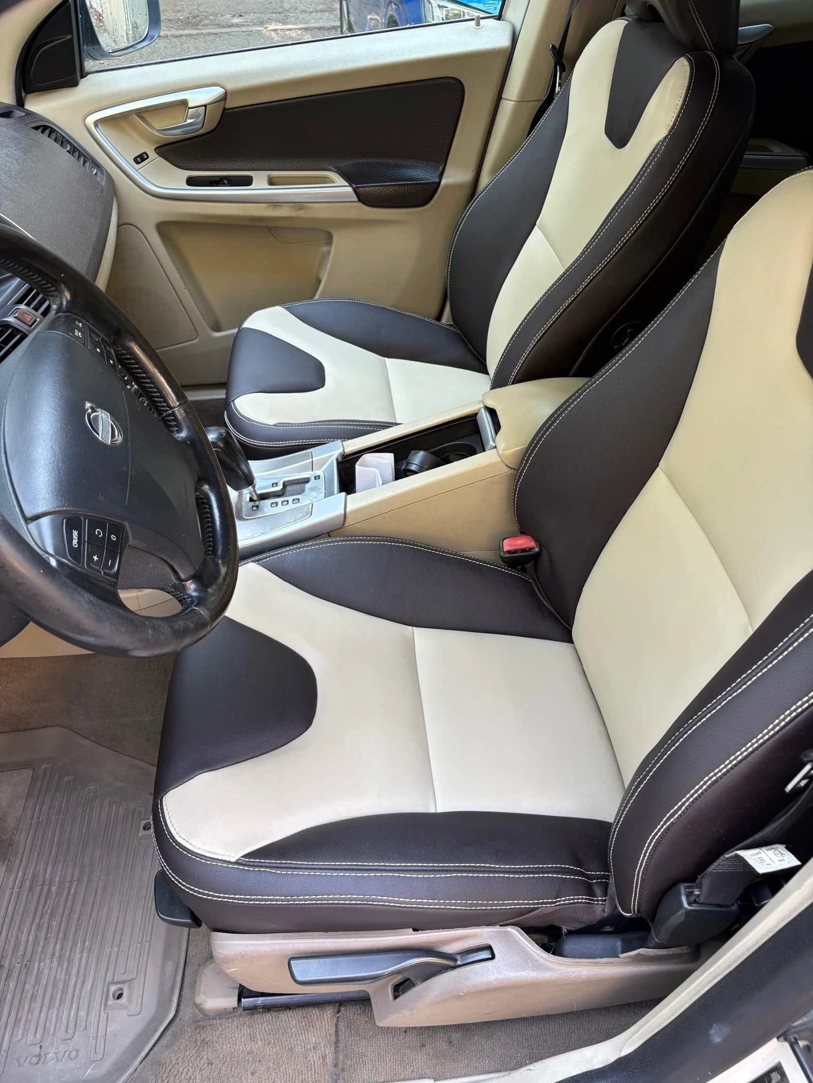 Volvo XC60 2.4 D5 4X4 Автоматик, снимка 11 - Автомобили и джипове - 55786162
