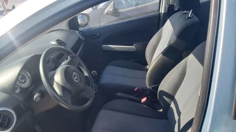 Mazda 2 1.3i, снимка 8 - Автомобили и джипове - 47551579