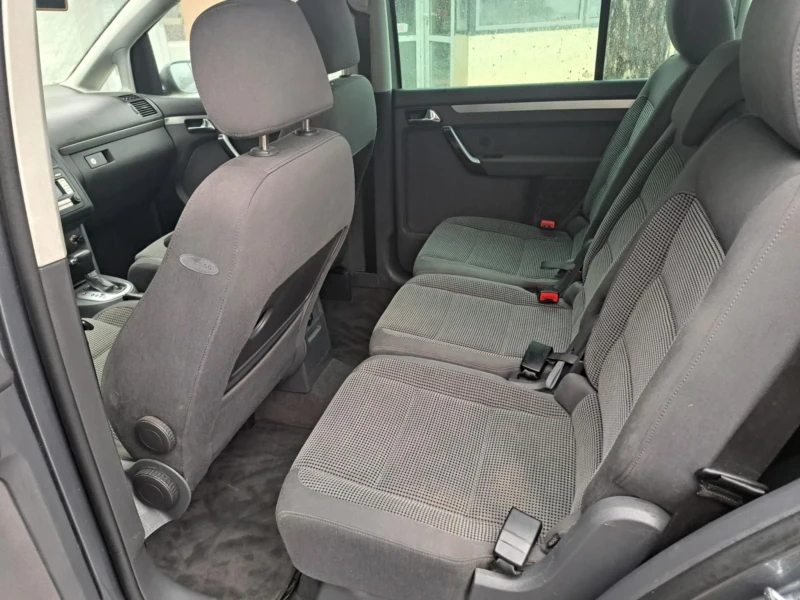 VW Touran 2.0 TDI DSG, снимка 12 - Автомобили и джипове - 48181071