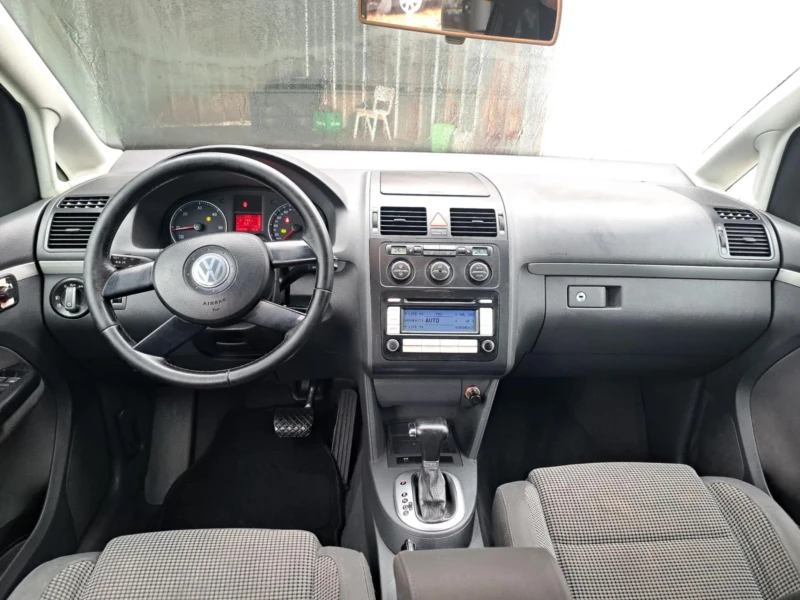 VW Touran 2.0 TDI DSG, снимка 10 - Автомобили и джипове - 48181071