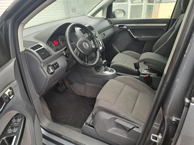 VW Touran 2.0 TDI DSG, снимка 9 - Автомобили и джипове - 48181071