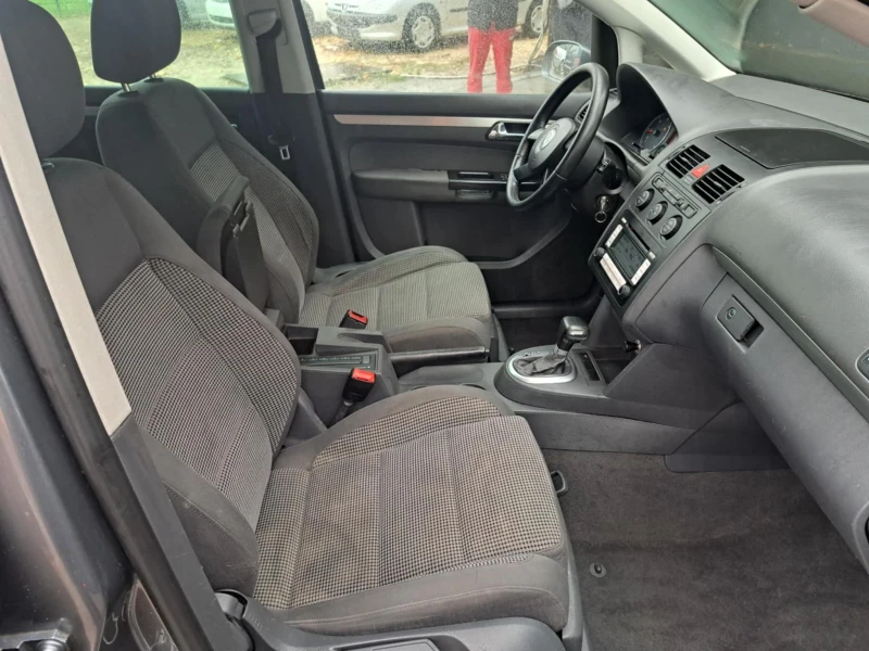 VW Touran 2.0 TDI DSG, снимка 11 - Автомобили и джипове - 48181071