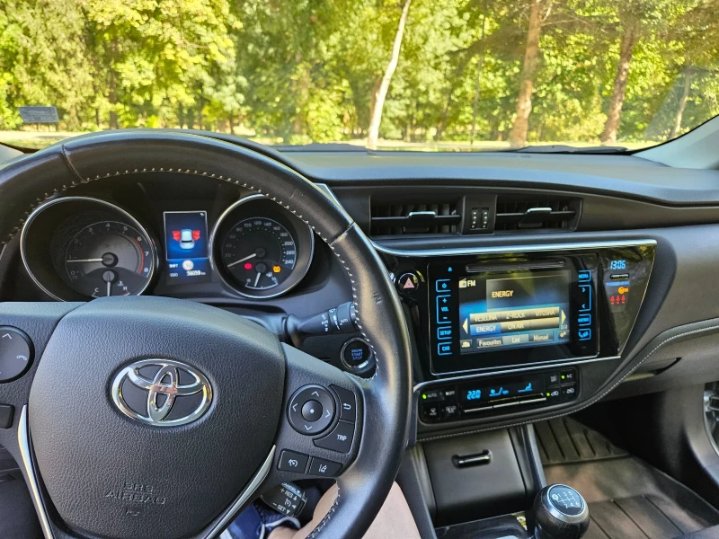 Toyota Auris, снимка 14 - Автомобили и джипове - 52348602
