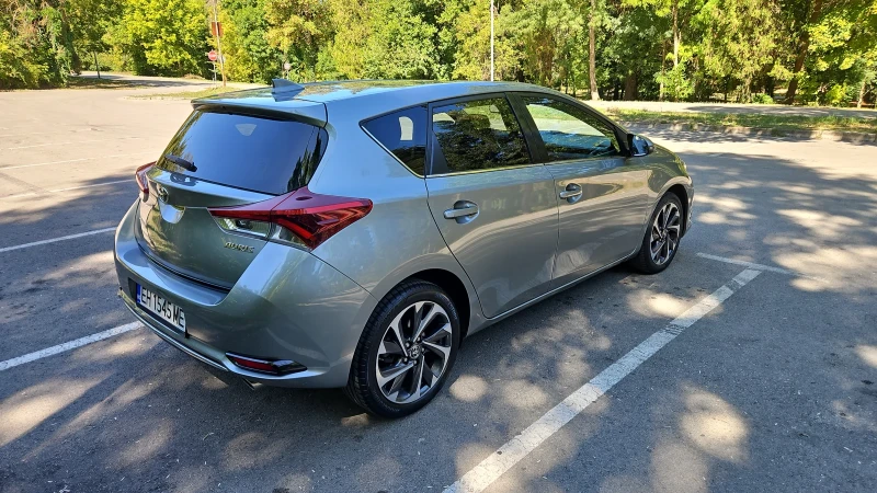 Toyota Auris, снимка 5 - Автомобили и джипове - 52348602