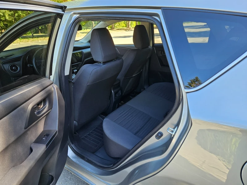 Toyota Auris, снимка 9 - Автомобили и джипове - 52348602