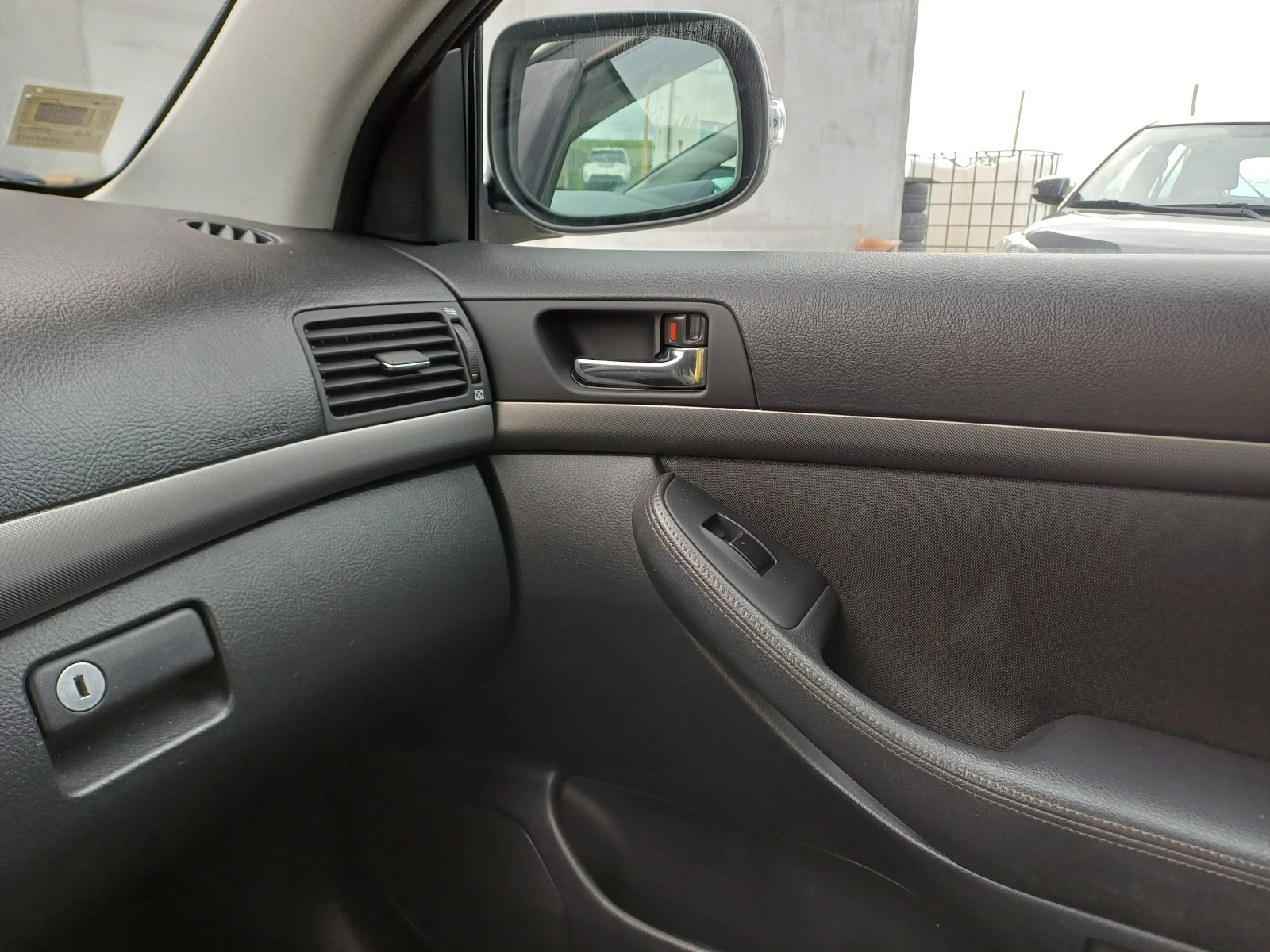 Toyota Avensis 2.2 EXECUTIVE, снимка 13 - Автомобили и джипове - 54284514