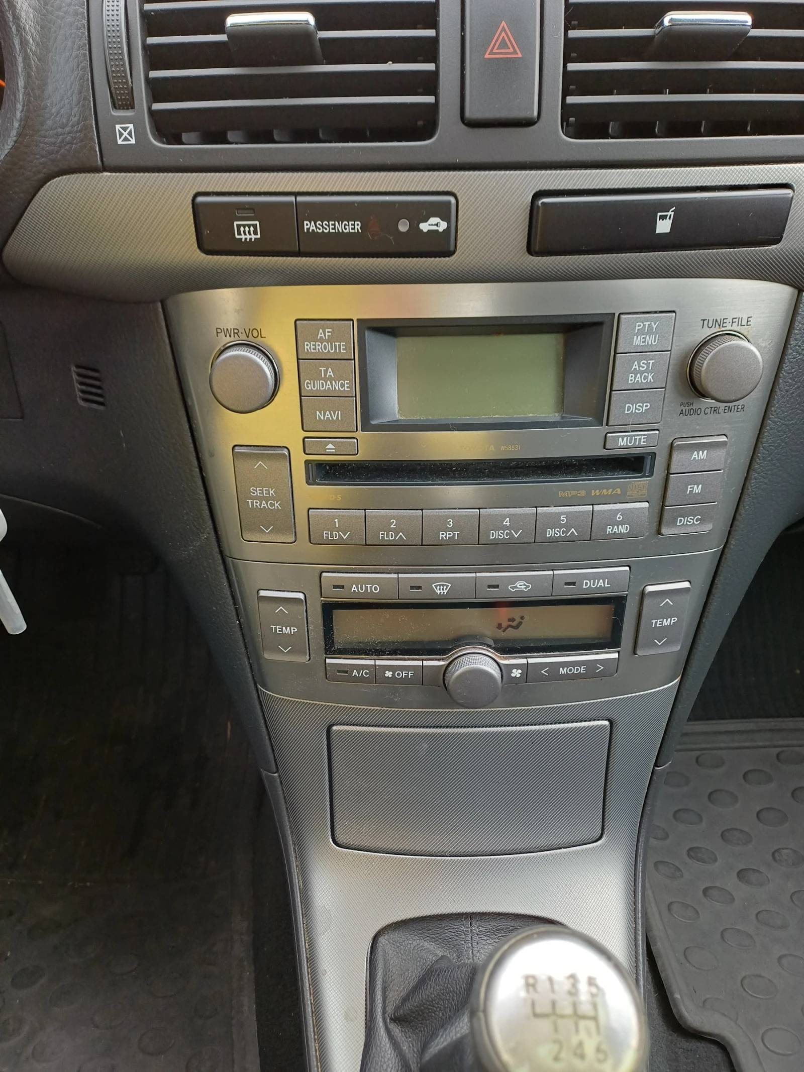 Toyota Avensis 2.2 EXECUTIVE, снимка 12 - Автомобили и джипове - 54284514