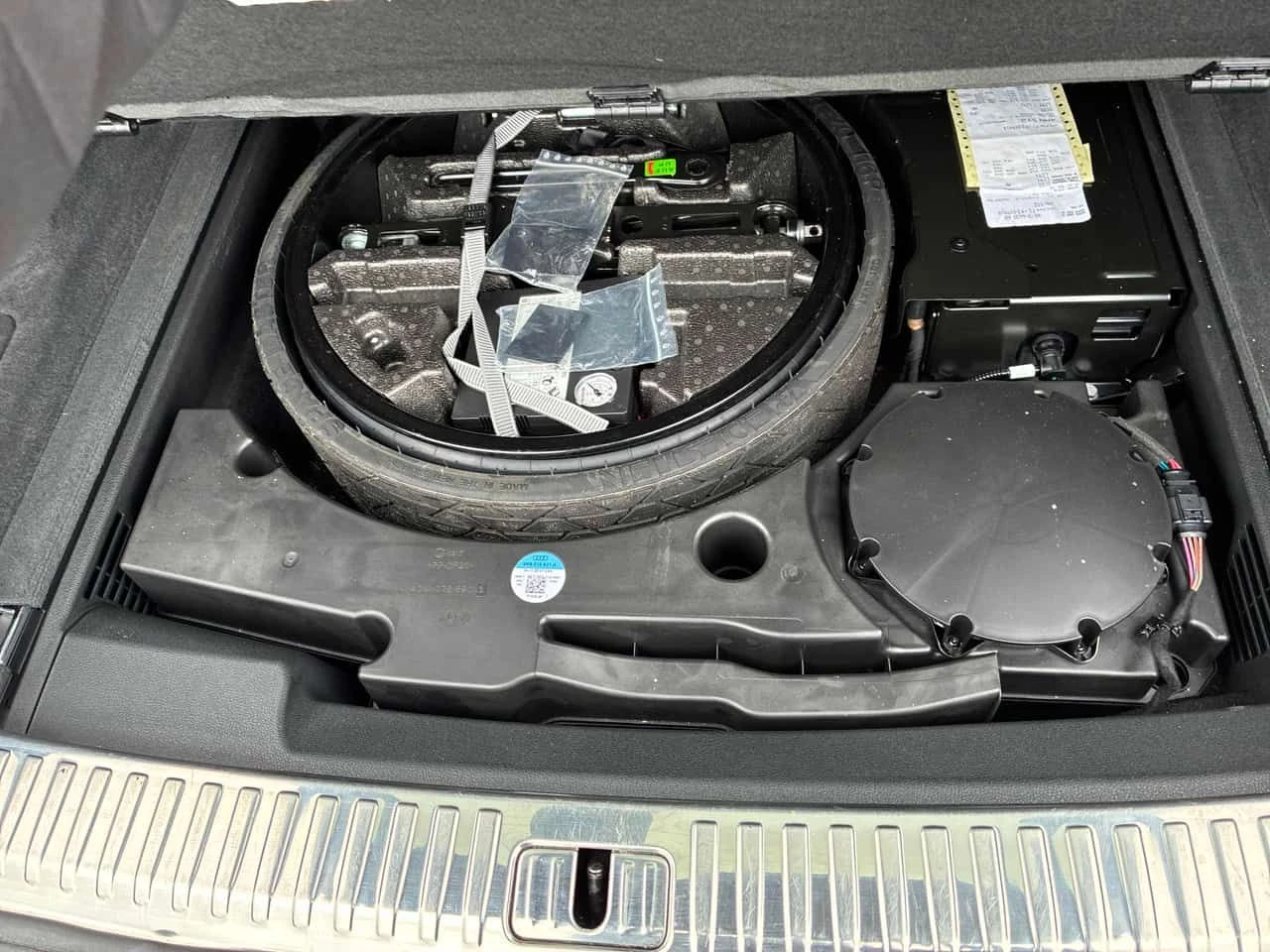 Audi Q8 Technik/CARFAX/ОБДУХВАНЕ/360 CAM/PANO, снимка 15 - Автомобили и джипове - 53906848