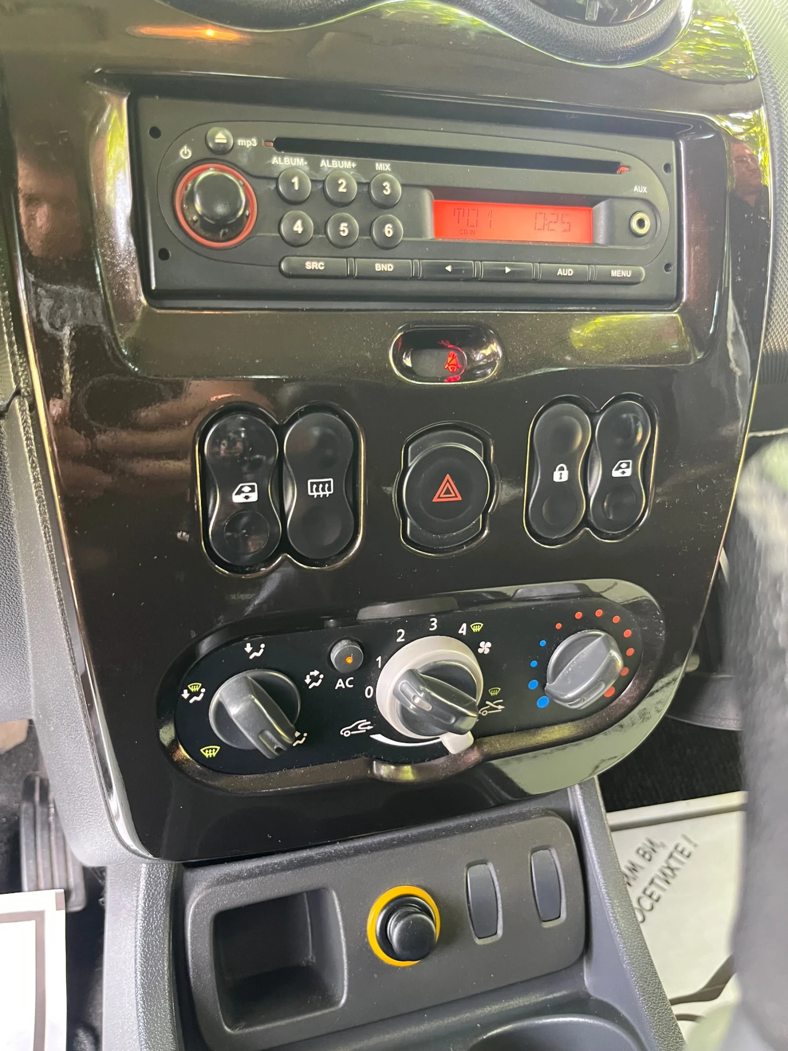 Dacia Duster 1.5dci 110cc 6ск. Топ, снимка 9 - Автомобили и джипове - 55414447