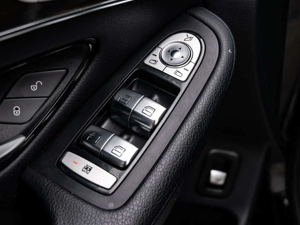 Mercedes-Benz GLC 300 | AMG| NAV| PANOROOF| B.SPOT| GOOD SERVICE , снимка 13 - Автомобили и джипове - 55461043