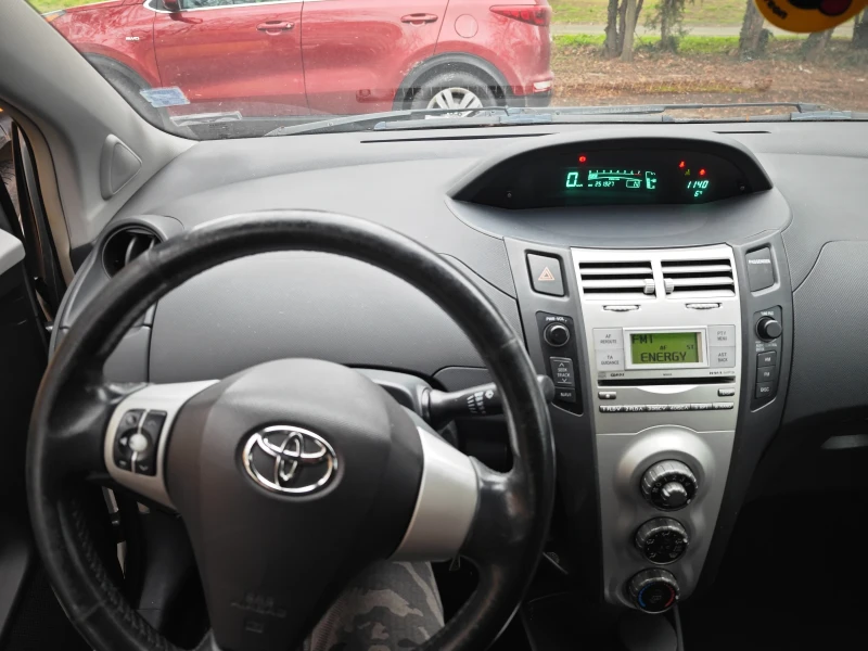 Toyota Yaris 1.3, снимка 7 - Автомобили и джипове - 48563925