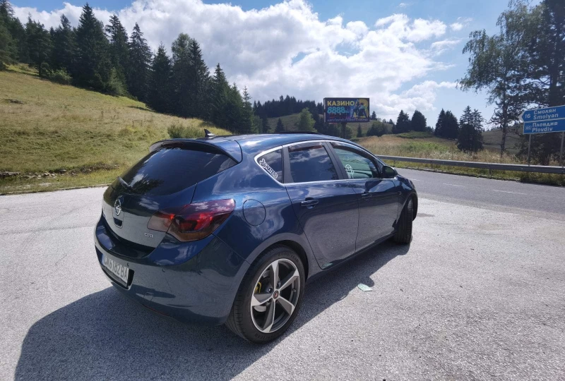 Opel Astra J Sport Tourer, снимка 2 - Автомобили и джипове - 51545456