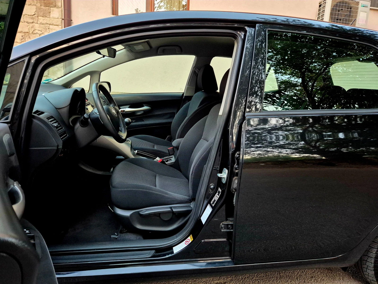 Toyota Auris 1.6i-нави-6speed-верига-japan, снимка 9 - Автомобили и джипове - 55880034