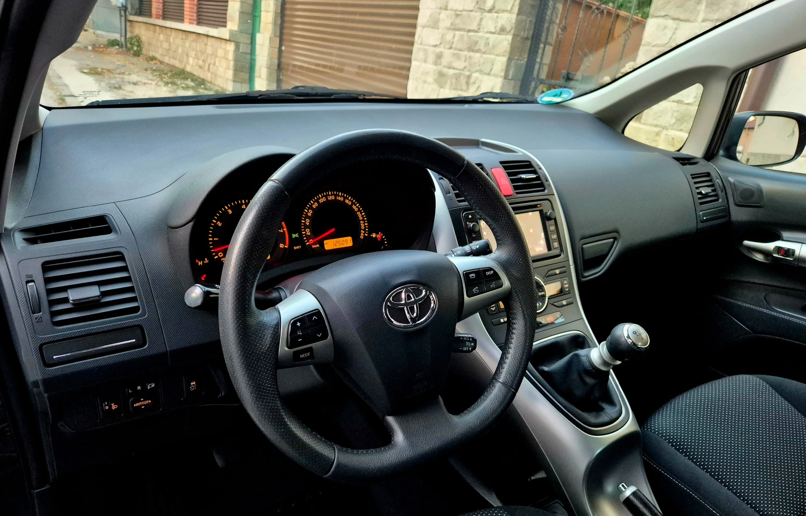 Toyota Auris 1.6i-нави-6speed-верига-japan, снимка 11 - Автомобили и джипове - 55880034