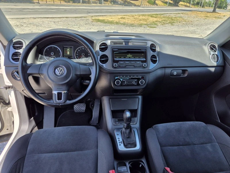 VW Tiguan 2.0TDI Автомат, снимка 14 - Автомобили и джипове - 46431011