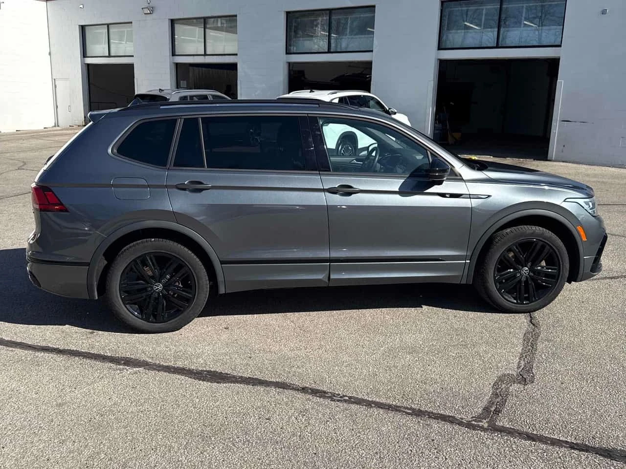 VW Tiguan Comfortline R Line Black Edition  CARFAX | Mobile.bg � ����������� 3
