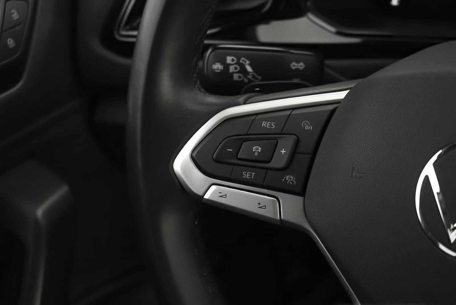 VW T-Roc R-LINE* BLACK-STYLE* DISTR* LED* CARPLAY* , снимка 6 - Автомобили и джипове - 55638875