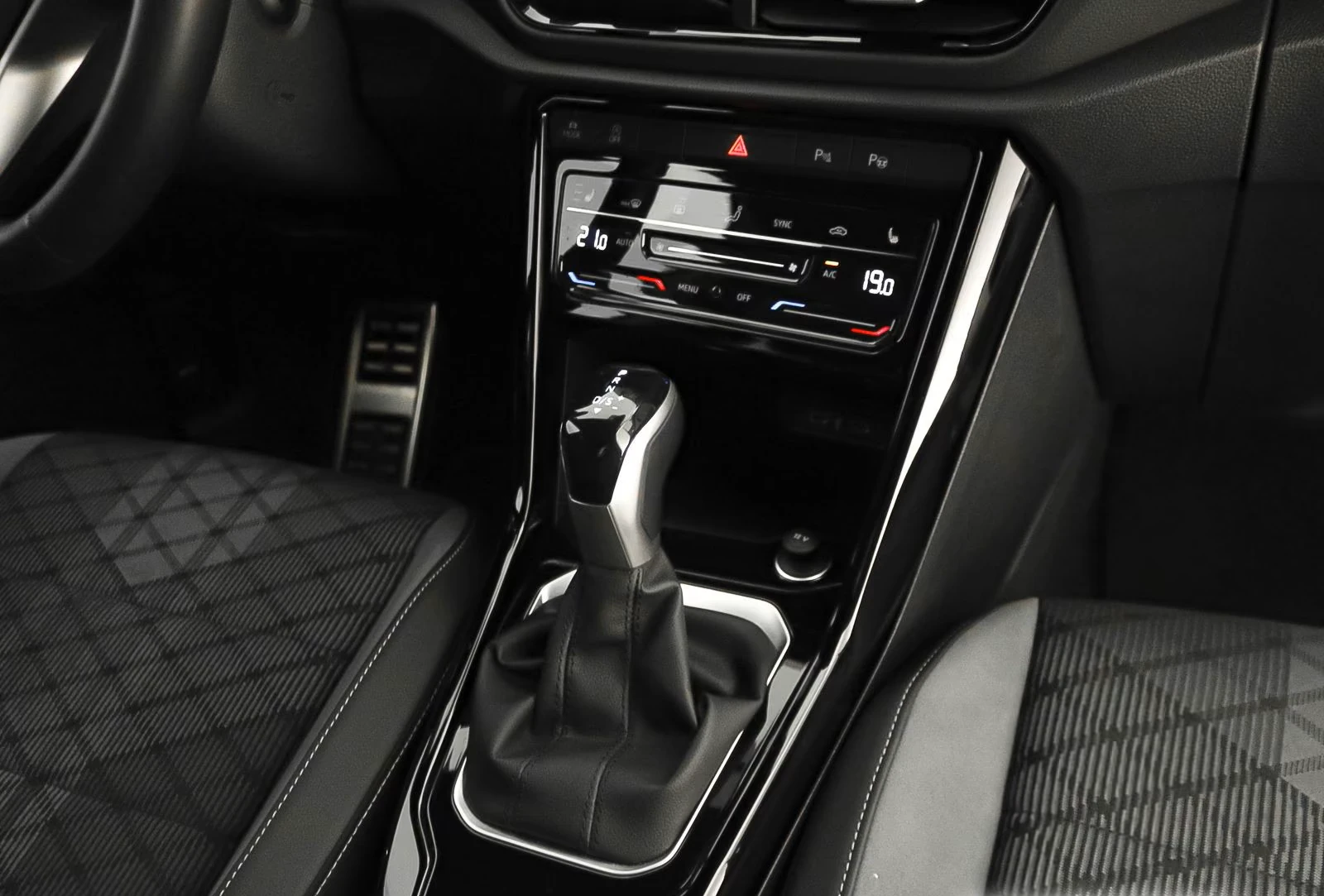 VW T-Roc R-LINE* BLACK-STYLE* DISTR* LED* CARPLAY* , снимка 9 - Автомобили и джипове - 55638875