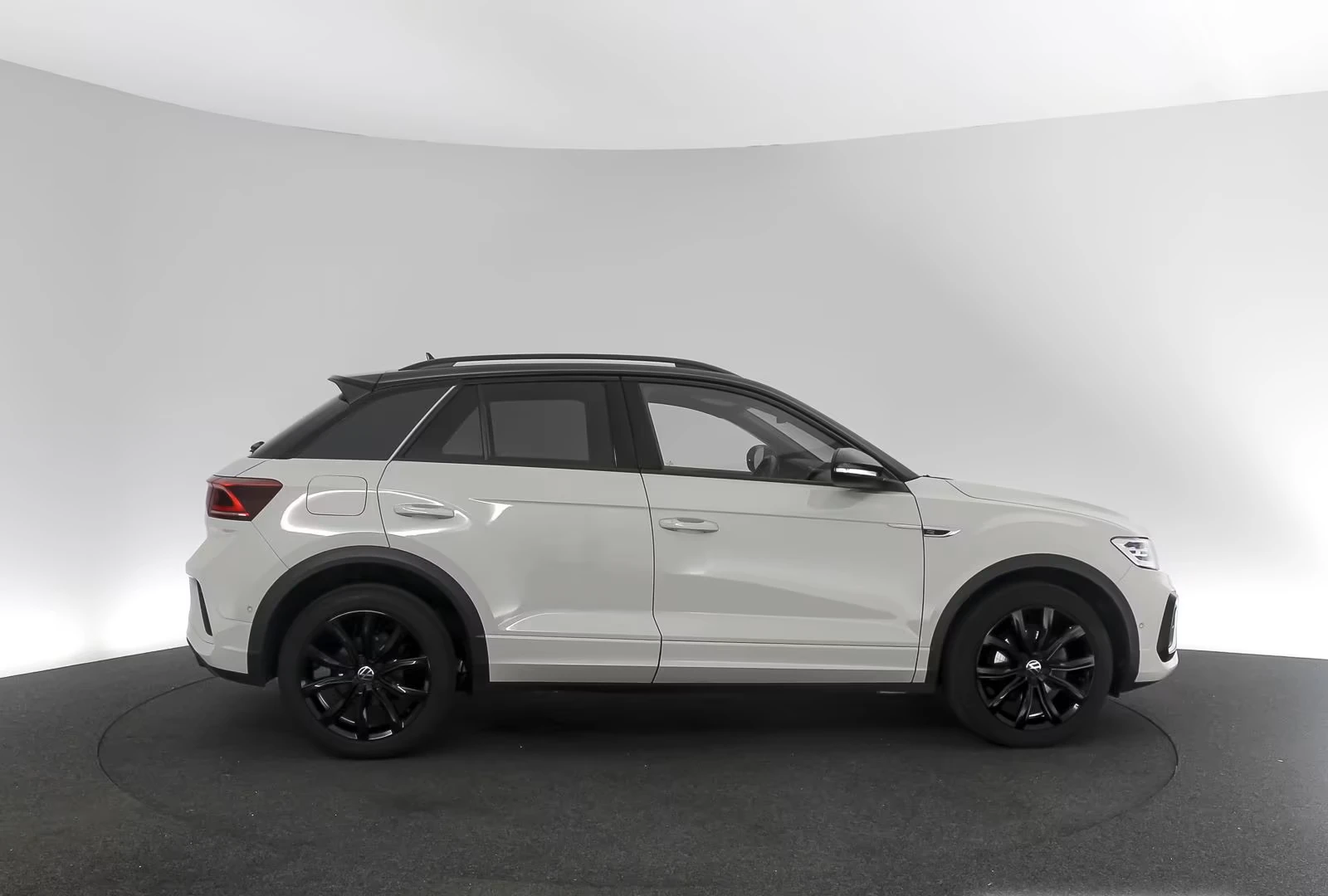 VW T-Roc R-LINE* BLACK-STYLE* DISTR* LED* CARPLAY* , снимка 3 - Автомобили и джипове - 55638875