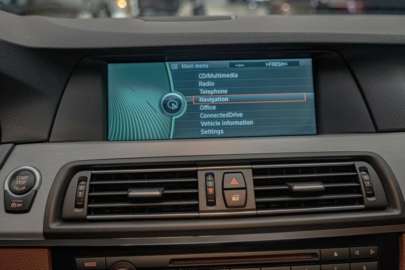 BMW 530 F11/xDrive/Night Vision/Панорама/Dynamic Drive/Под, снимка 15 - Автомобили и джипове - 51991720